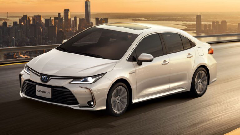 Toyota Corolla e Corolla Cross ficam mais baratos em janeiro de 2023