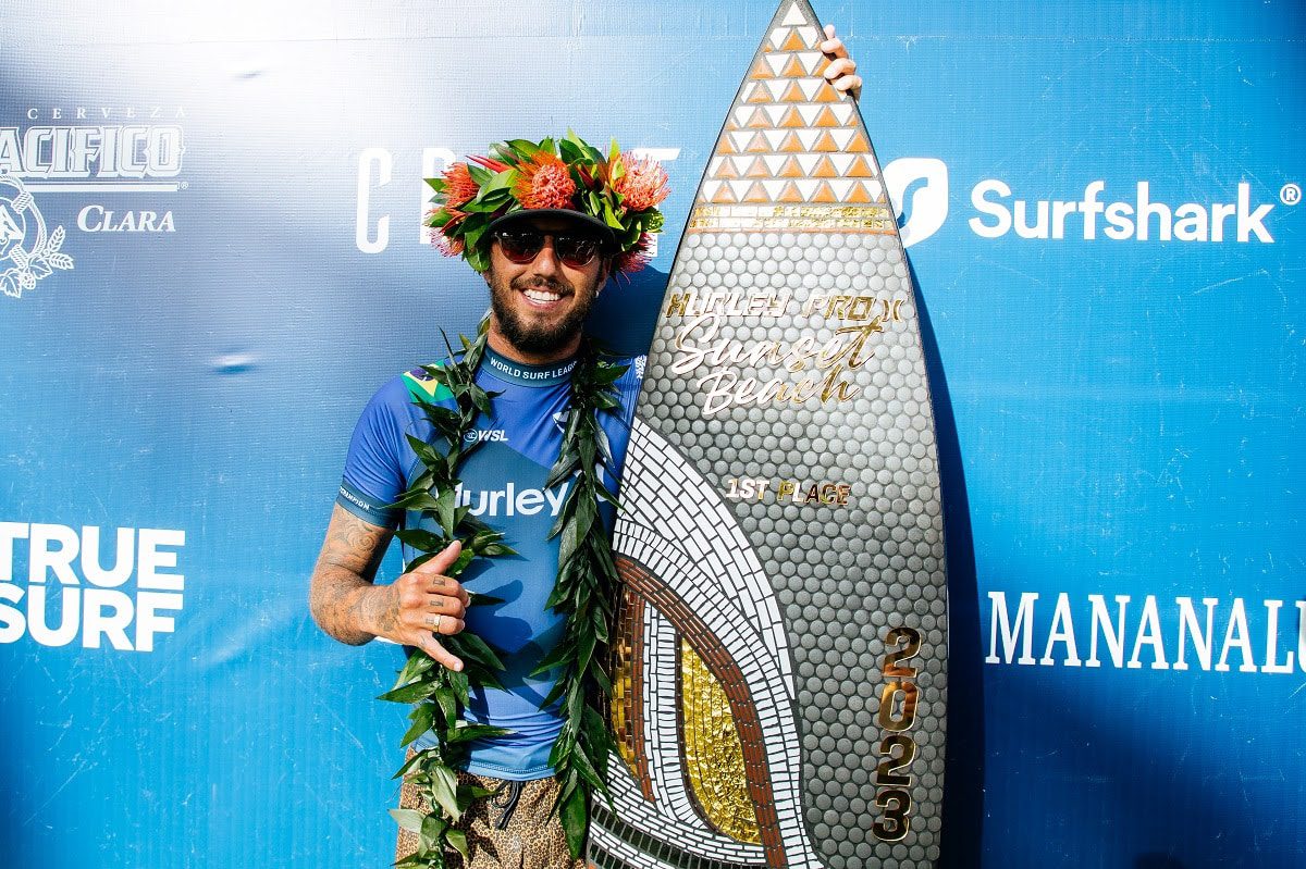Filipe Toledo é o campeão do Hurley Pro Sunset Beach no Havaí
