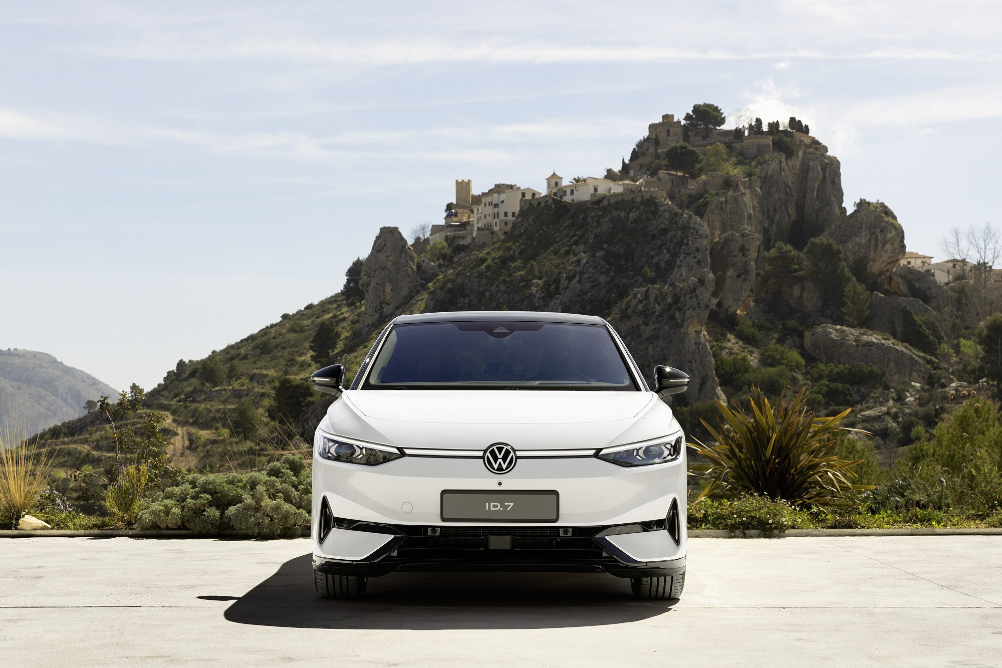 Volkswagen apresenta sedan de luxo elétrico ID7 capaz de rodar 700 km