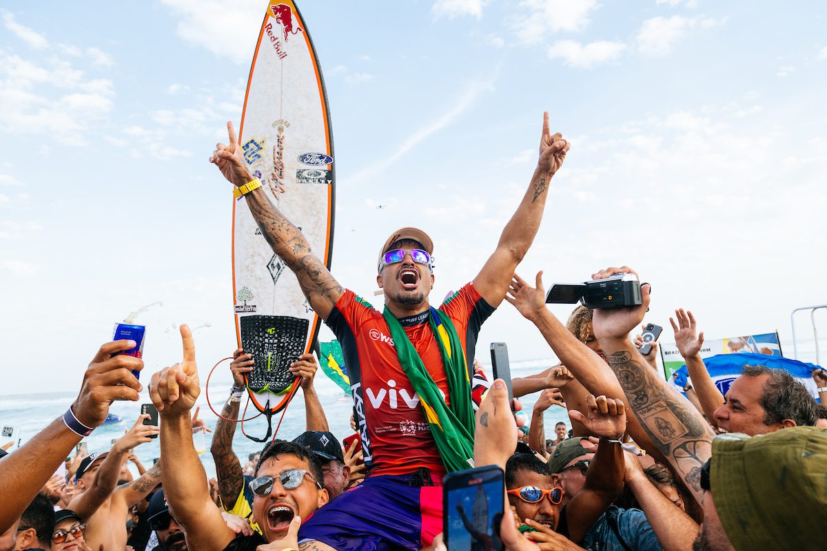 Surfista potiguar Italo Ferreira vence etapa do mundial no Brasil