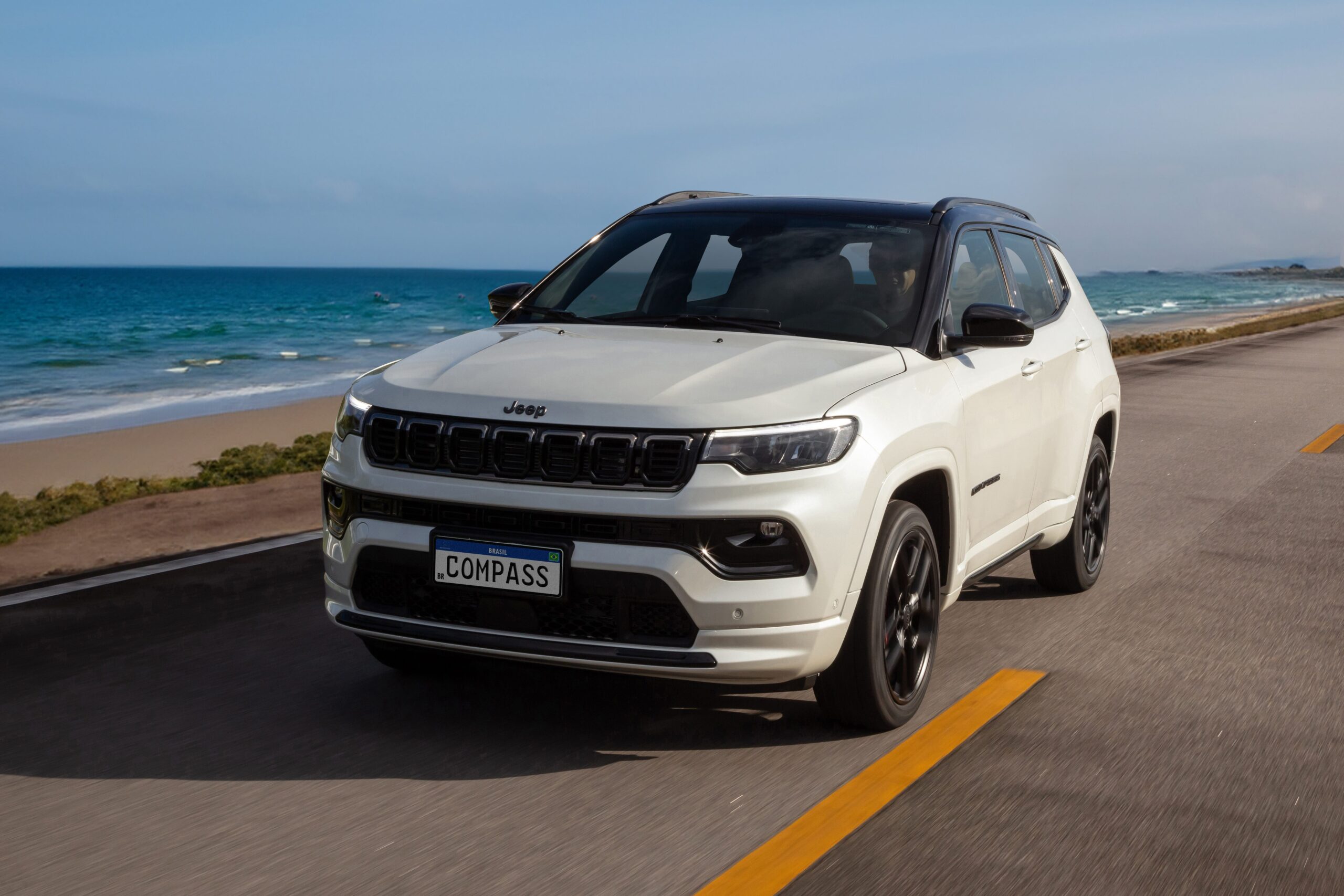 Jeep Compass Blackhawk estreia novidades e novo motor