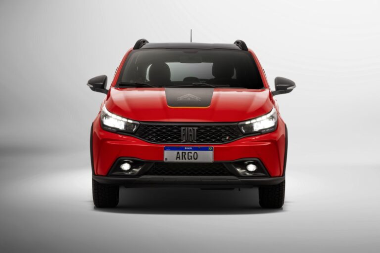 Fiat Argo 2026 ganha faróis full Led e conexão sem fio