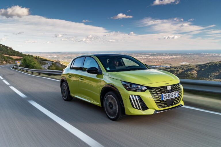 Peugeot e-208 2025: Autonomia Ampliada para 433 km e Novas Tecnologias