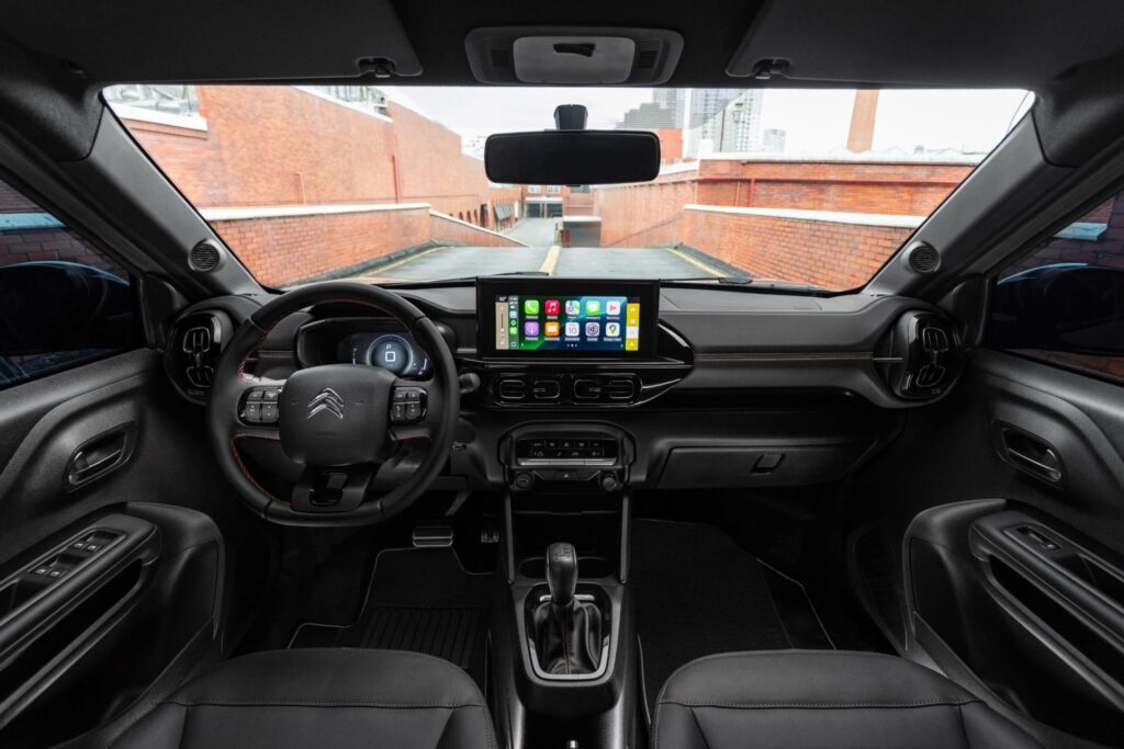Interior do Citroën Basalt Dark Edition com multimídia de 10 polegadas
