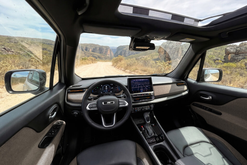 Jeep Renegade Longitude MHEV 2027 interior central multimídia 10 polegadas