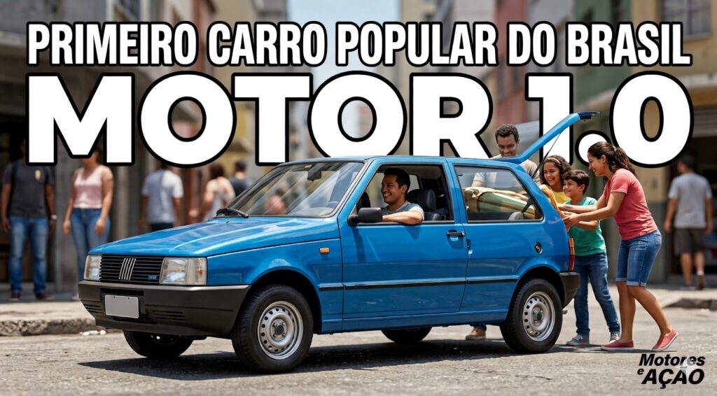 Fotografia hiper-realista em ângulo baixo de um Fiat Uno Mille azul vibrante de 1990. Uma família alegre está arrumando o porta-malas e o interior do carro em uma rua da cidade em um dia ensolarado. Texto sobreposto: 'MOTOR 1.0' acima do carro e 'PRIMEIRO CARRO POPULAR DO BRASIL' no topo. Logotipo Motores e AÇÃO integrado.