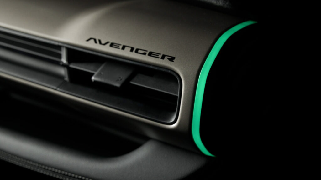 Interior do Novo Jeep Avenger 2027 com painel, multimídia flutuante e iluminação ambiente