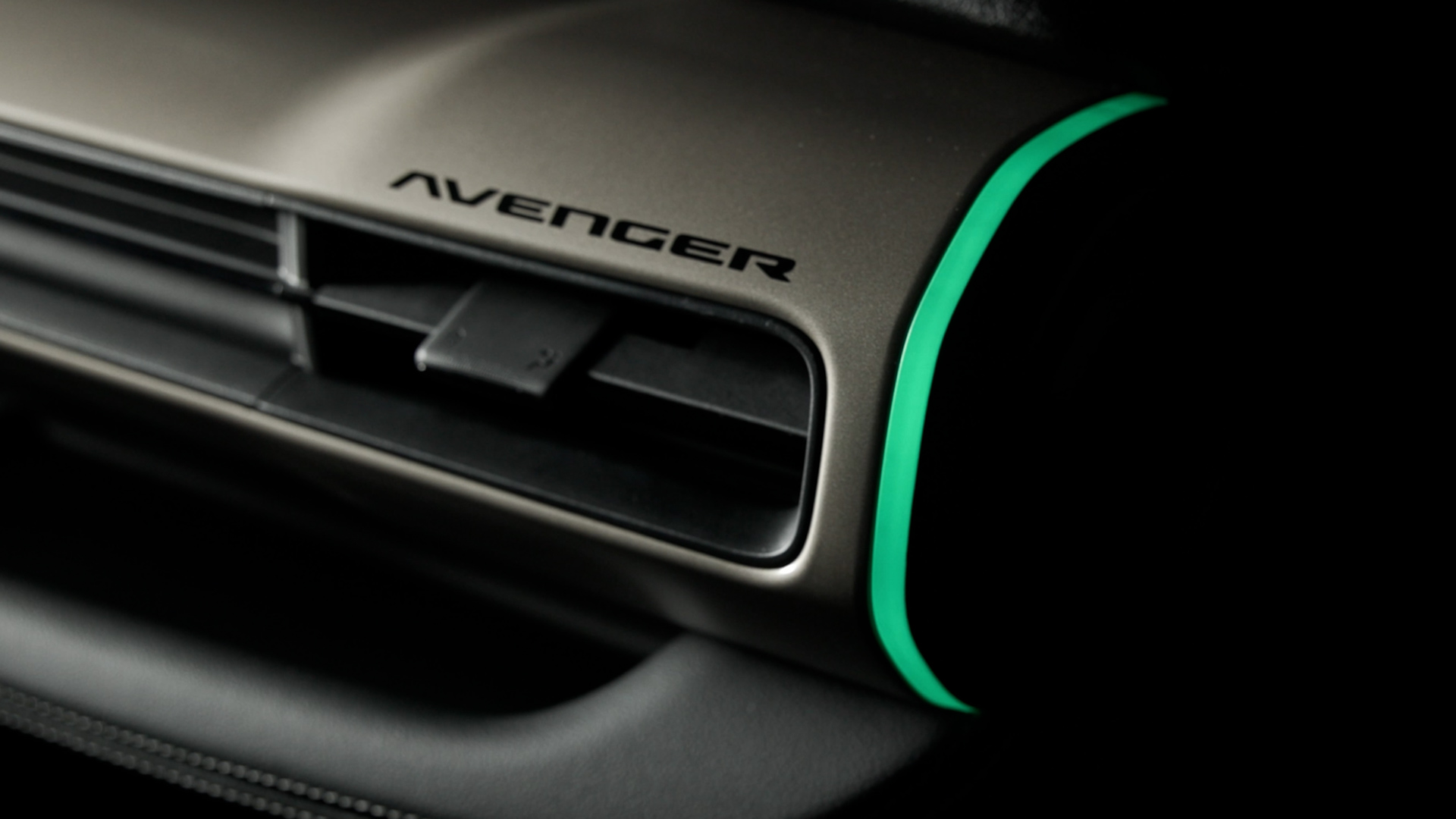 Interior do Novo Jeep Avenger 2027 com painel, multimídia flutuante e iluminação ambiente