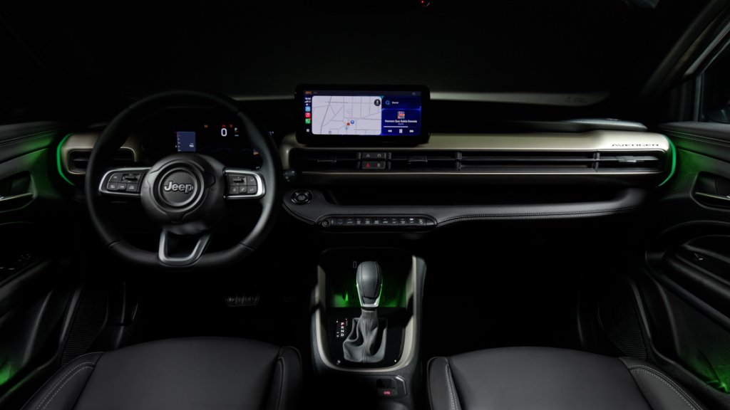 Interior do Novo Jeep Avenger 2027 com painel, multimídia flutuante e iluminação ambiente