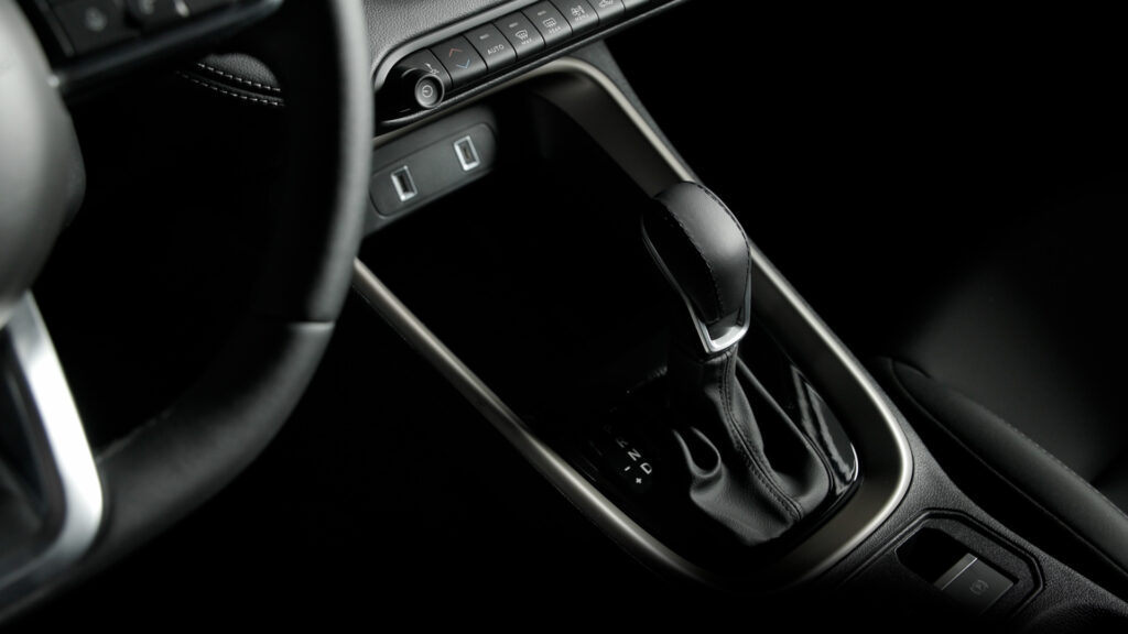 Interior do Novo Jeep Avenger 2027 com painel, multimídia flutuante e iluminação ambiente