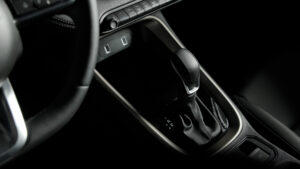 Interior do Novo Jeep Avenger 2027 com painel, multimídia flutuante e iluminação ambiente