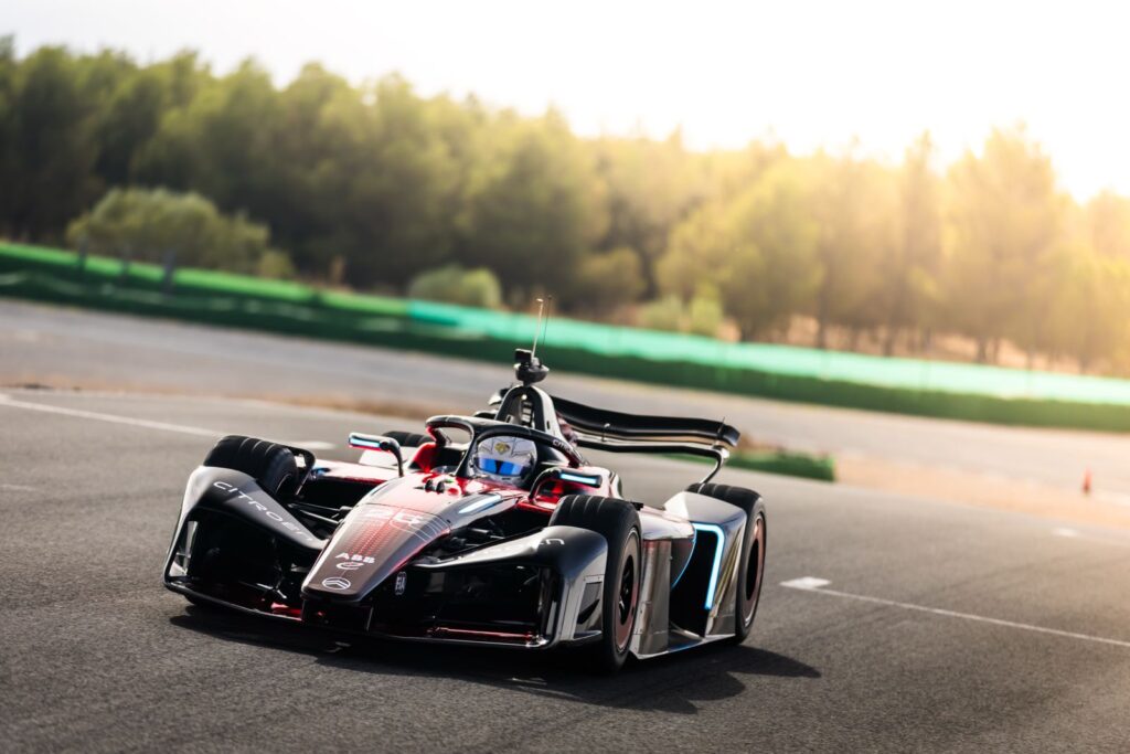 Citroën GEN4 durante testes em pista antes da 13ª temporada da Fórmula E