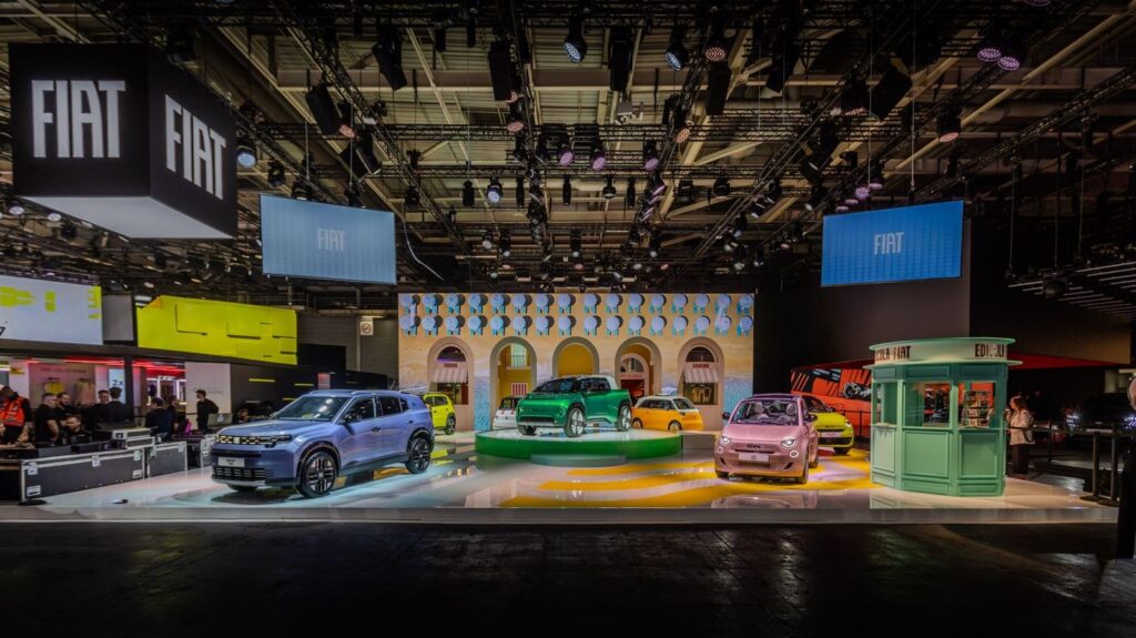 Vista geral do stand da Fiat no Salão de Paris 2026