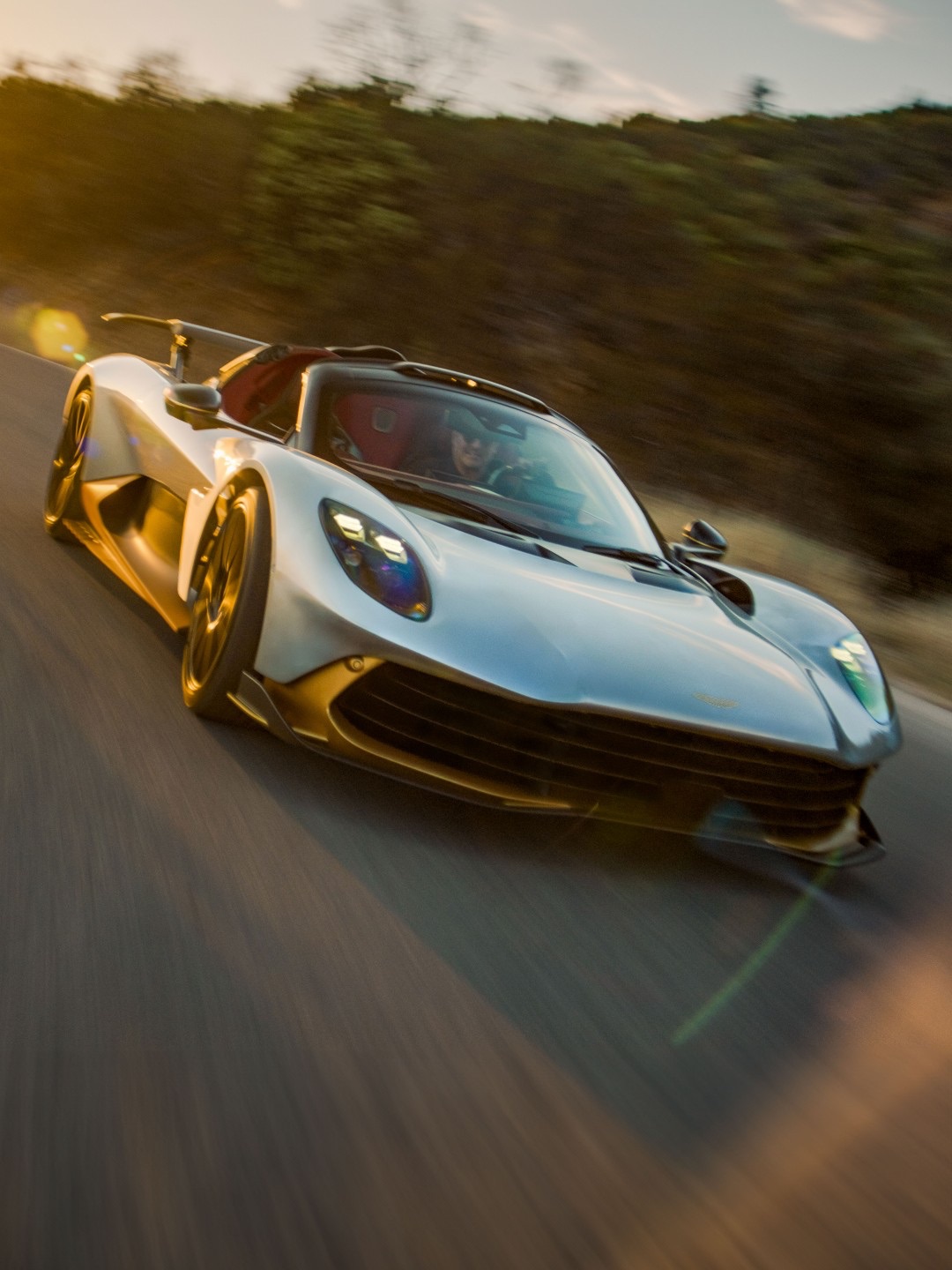 Aston Martin Valhalla Spider de frente, na estrada
