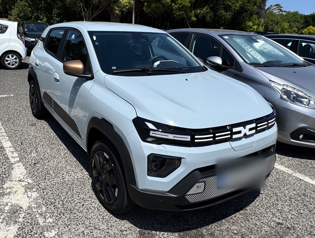 Dacia Spring Extreme em vista dianteira a três quartos
