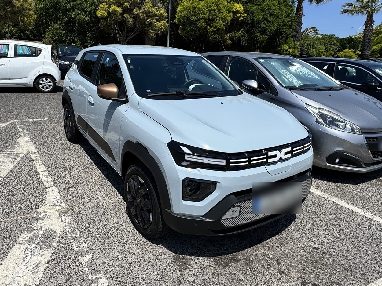 Frente do Dacia Spring Extreme com a assinatura luminosa da Dacia