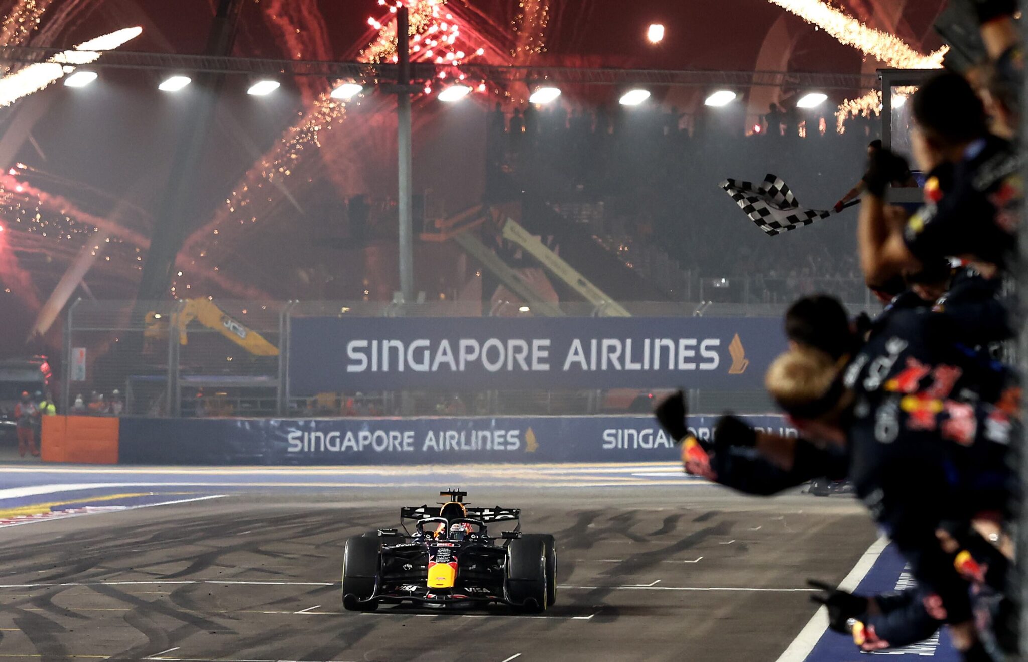 Max Verstappen comemora a vitória no GP de Singapura de 2026