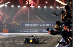 Max Verstappen comemora a vitória no GP de Singapura de 2026