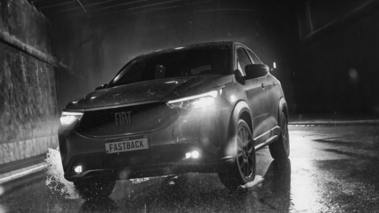Fiat Fastback Impetus ganha campanha noir em preto e branco