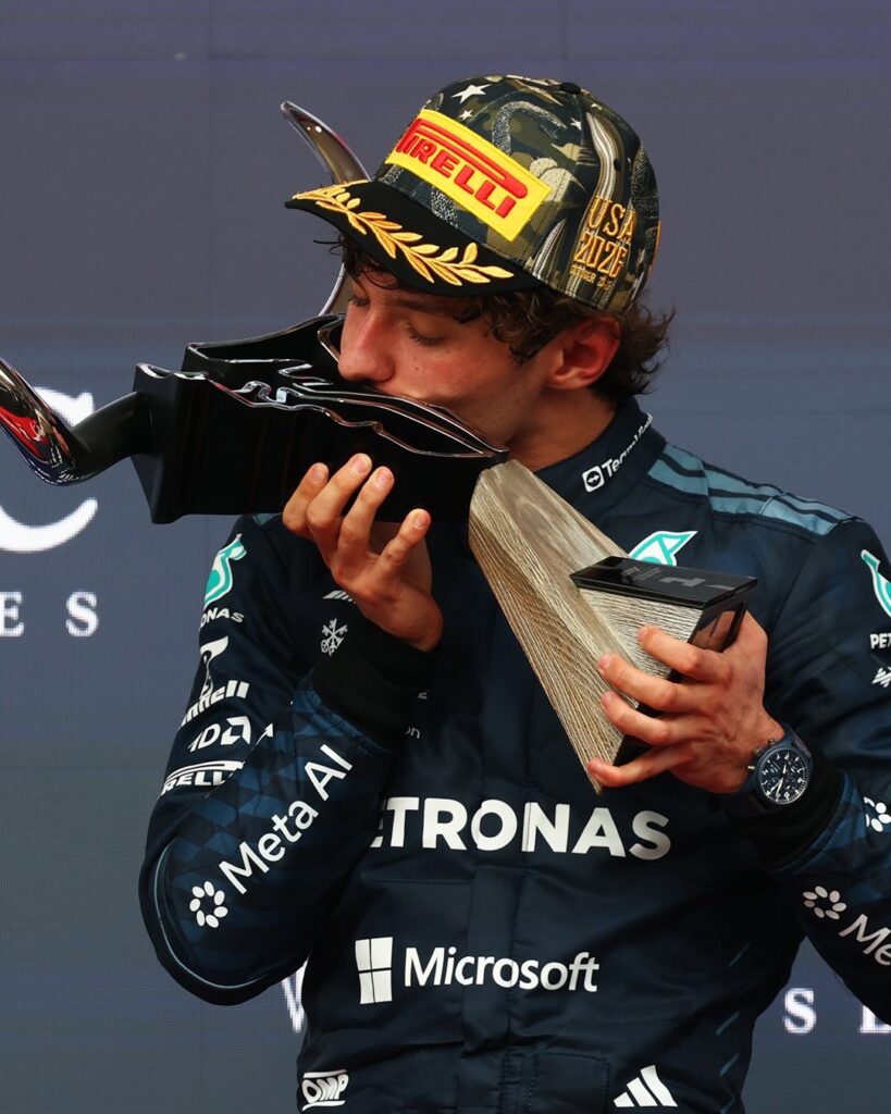 Kimi Antonelli beija o troféu em Austin