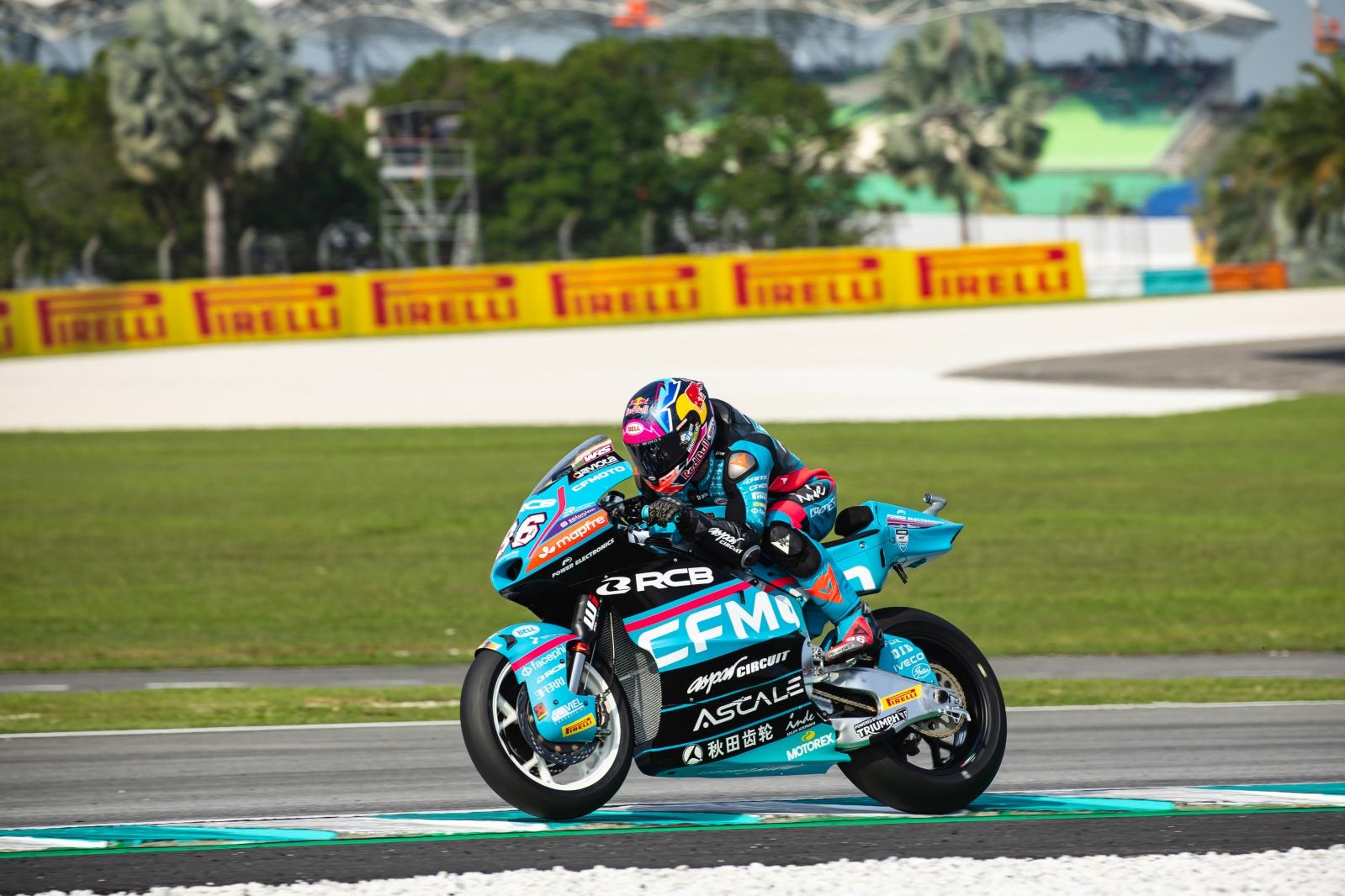 Daniel Holgado em pista com a Kalex da CFMOTO RCB Aspar Team na qualificação de Moto2 do GP da Malásia 2026