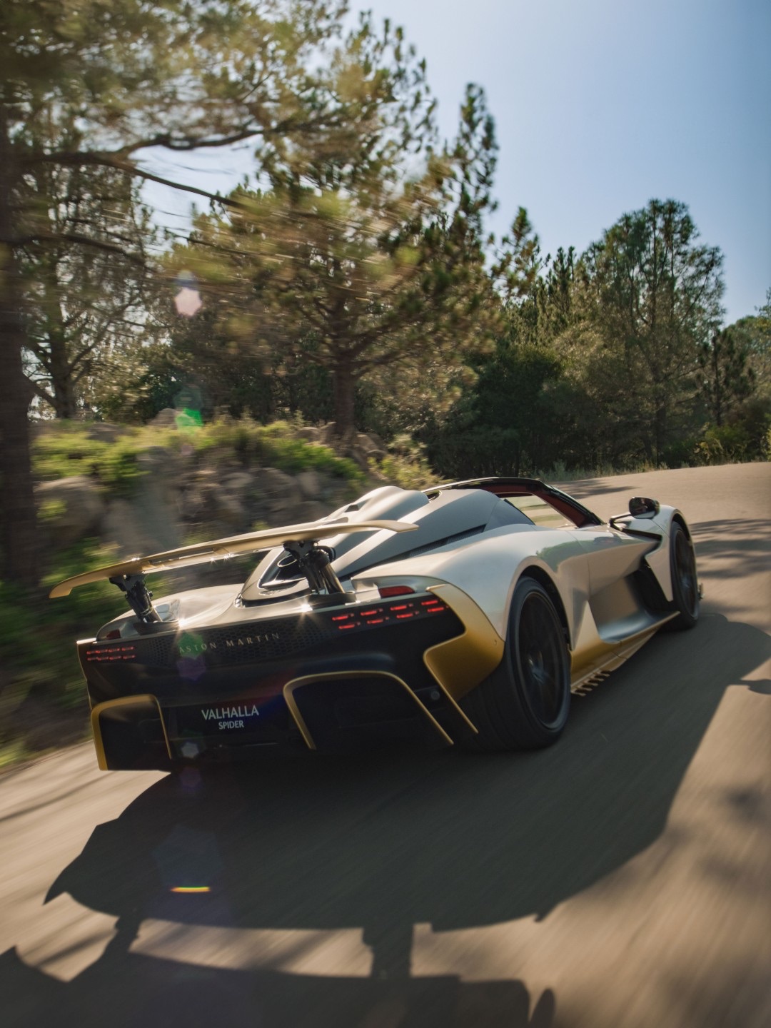 Traseira do Aston Martin Valhalla Spider com a asa ativa