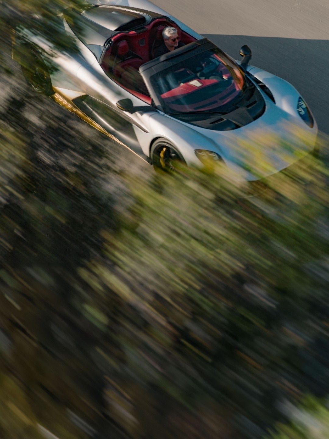 Aston Martin Valhalla Spider visto de cima, em movimento