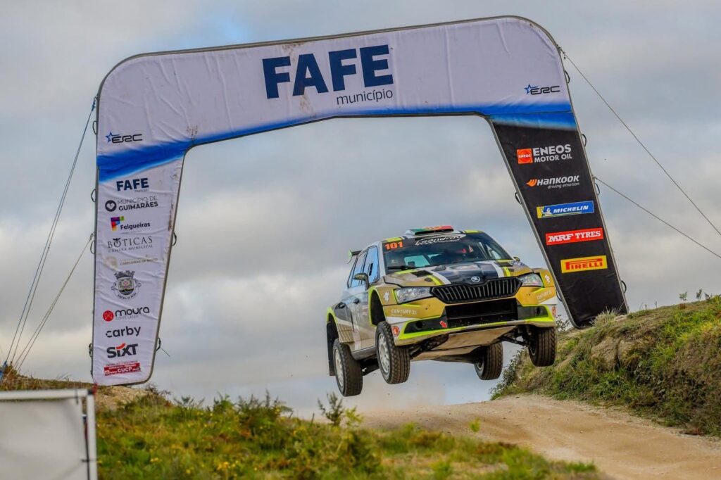 Carro de rali a saltar em Fafe