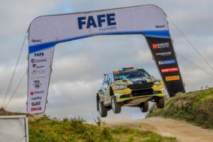 Carro de rali a saltar sob o arco de Fafe