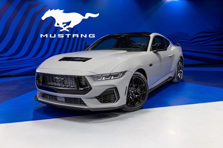 Ford Mustang GT Performance 2026 chega por R$ 569 mil com V8 de 492 cv e visual escurecido