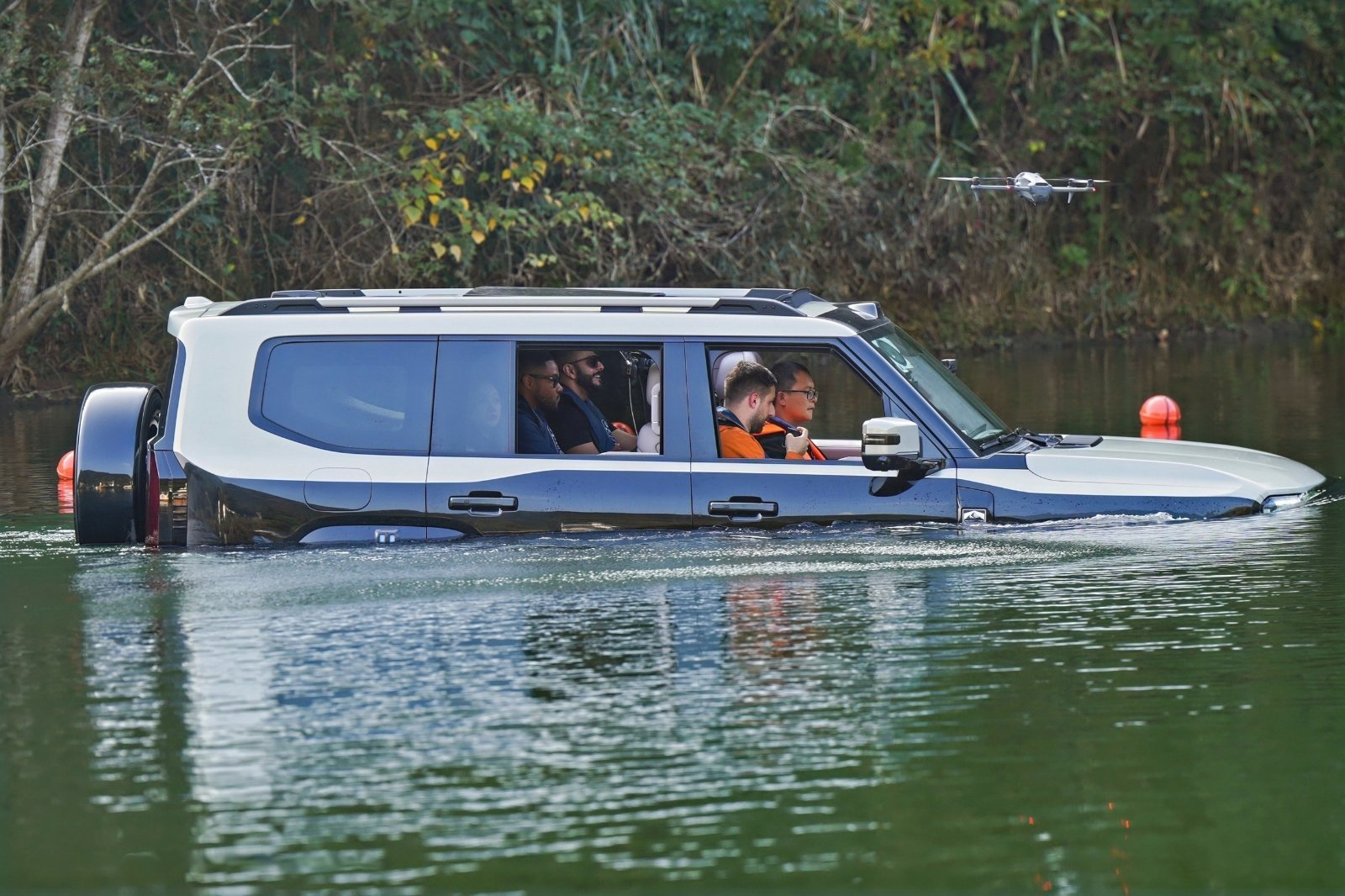 JETOUR G700 Ark Edition navegando na água