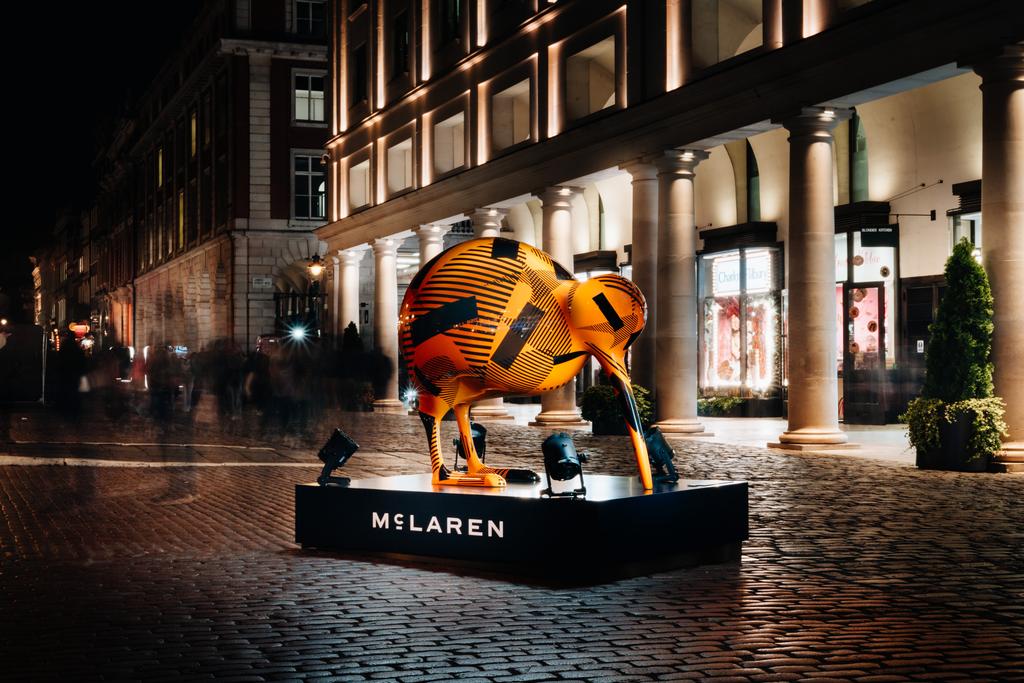 Estátua de kiwi camuflada com o nome McL 820 em Londres