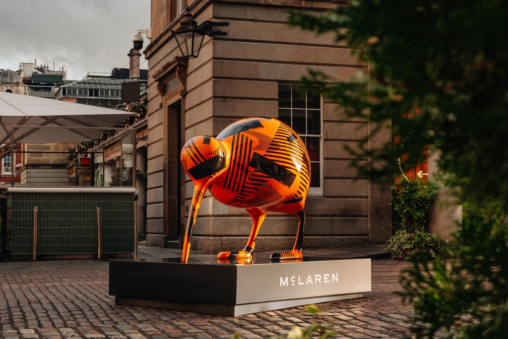 Estátua de kiwi camuflada com o nome McL 820 em Londres
