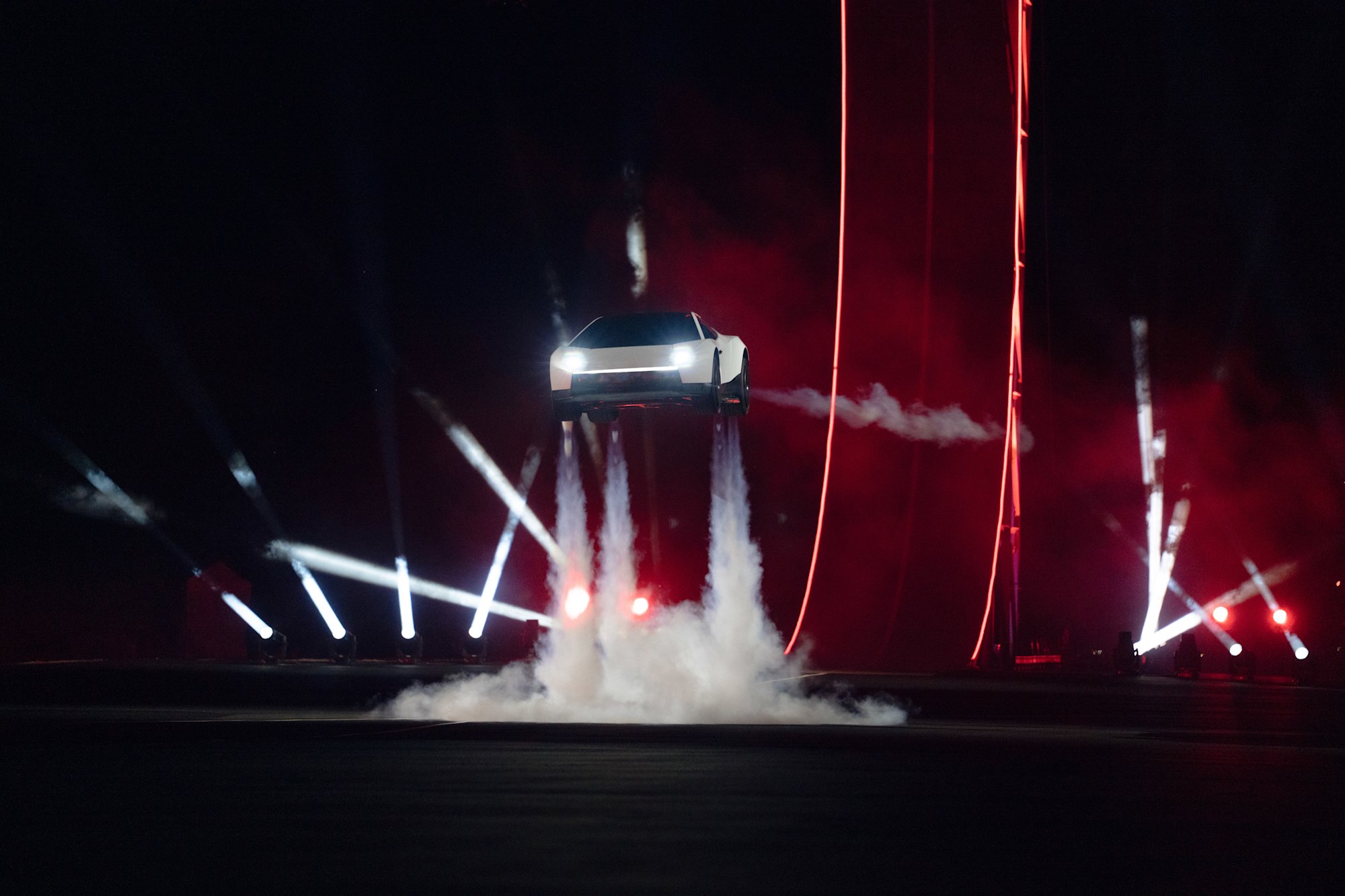 O protótipo do novo Tesla Roadster a saltar com os propulsores de gás frio, na apresentação no Texas