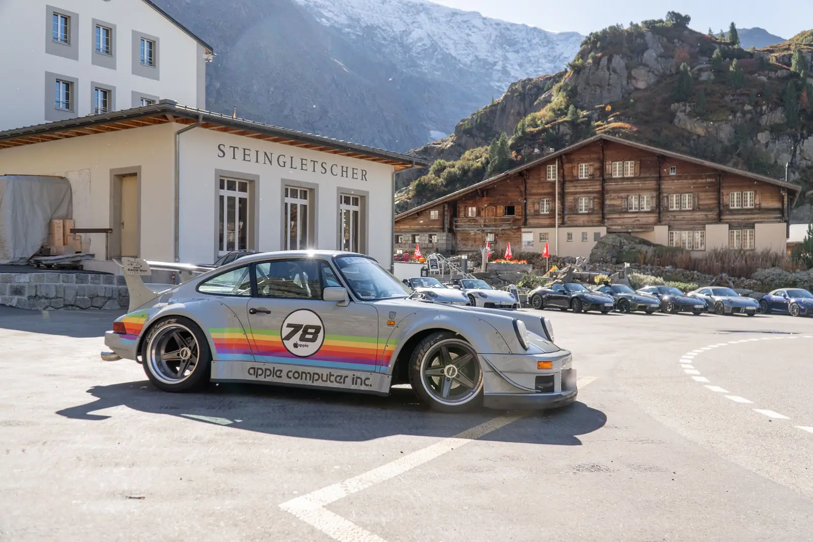 Porsche 911 RWB com pintura inspirada no Porsche 935 Apple Computer nº 78 diante do Hotel Steingletscher, no Passo Susten, Suíça