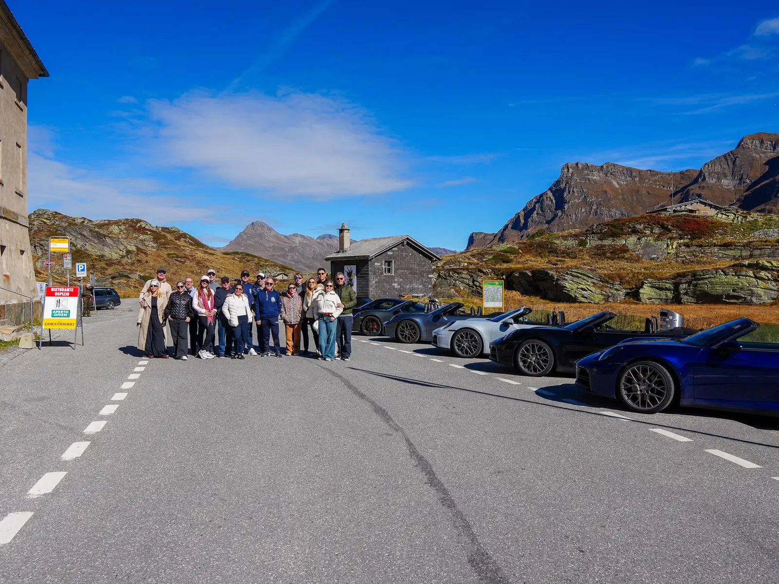 Participantes do Legends of the Alps da ROXMOTORS ao lado dos Porsche 911 Cabriolet no Passo San Bernardino, na Suíça
