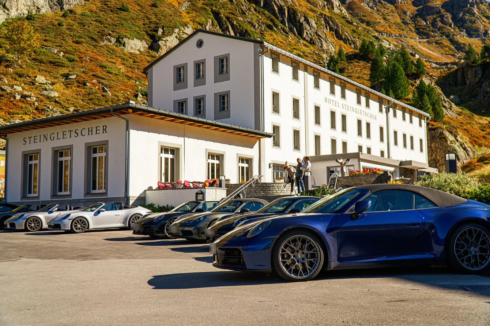 Porsche 911 Cabriolet do Legends of the Alps da ROXMOTORS estacionados diante do Hotel Steingletscher, no Passo Susten, Suíça