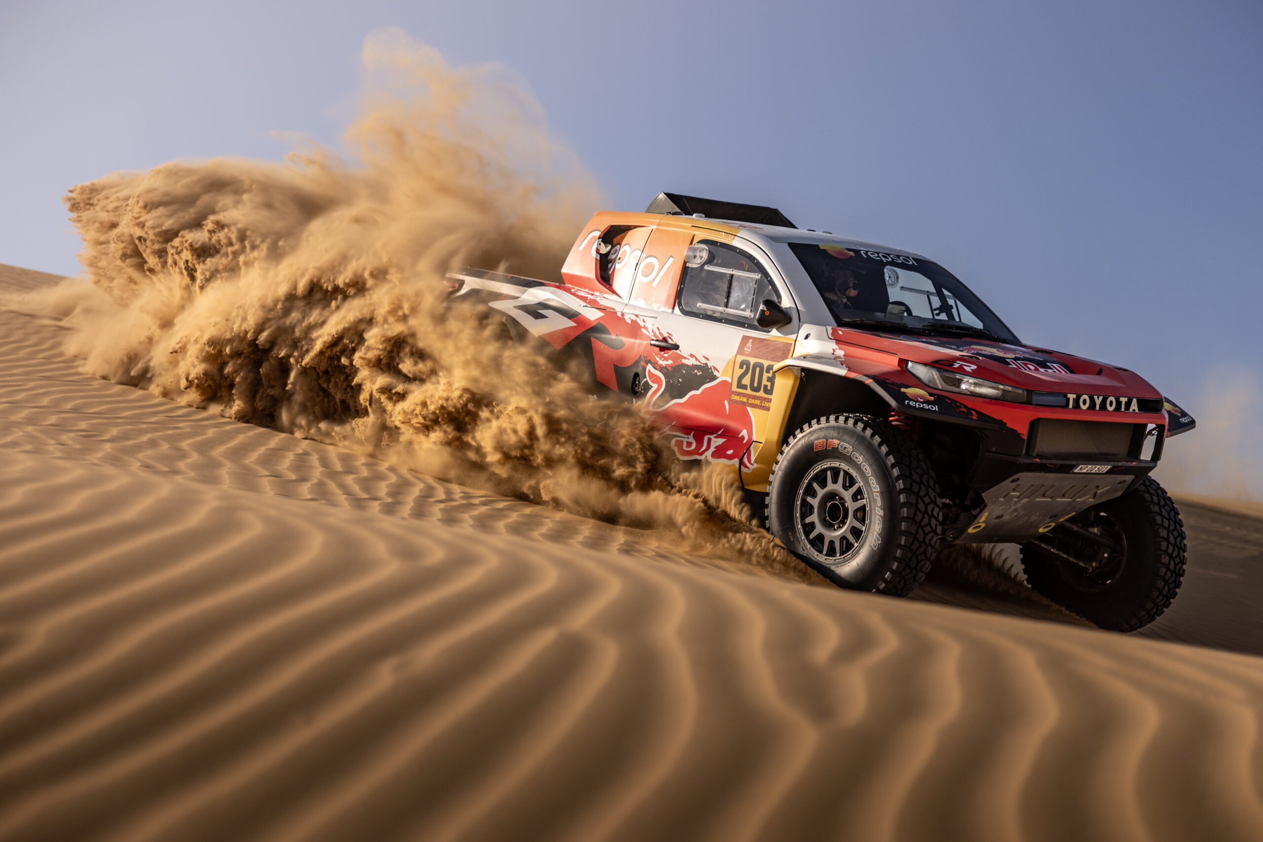 Toyota GR DKR Hilux nas dunas
